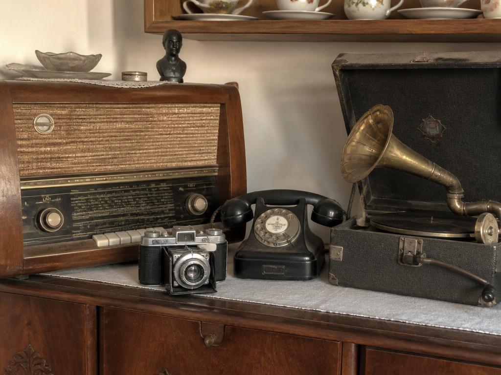 Staré rádio, fotoaparát a gramofon